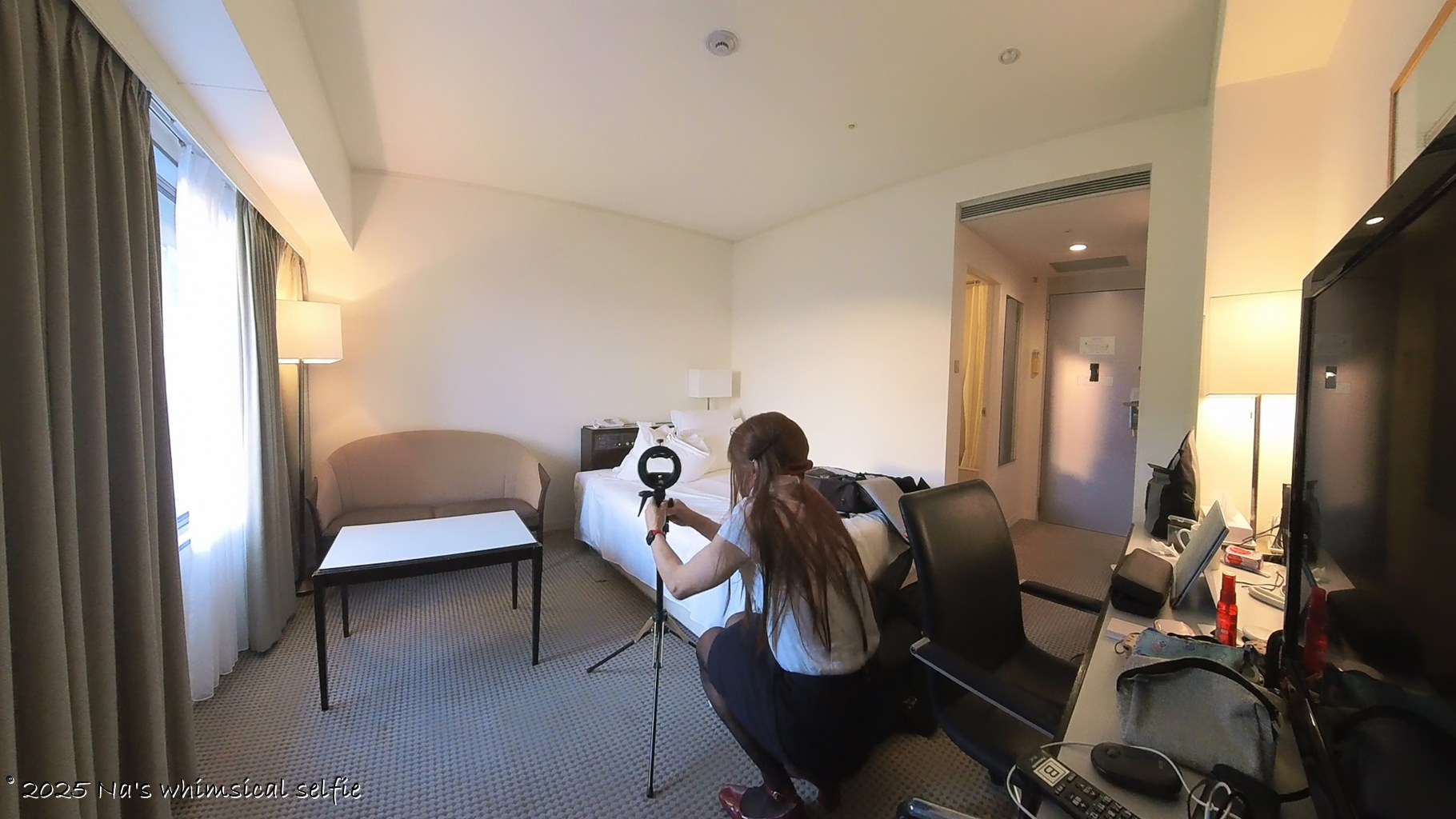 Insta360 X3で撮った撮影中の様子、フラッシュスタンドのセッティング中。間違ってS型ブラケットを。。。