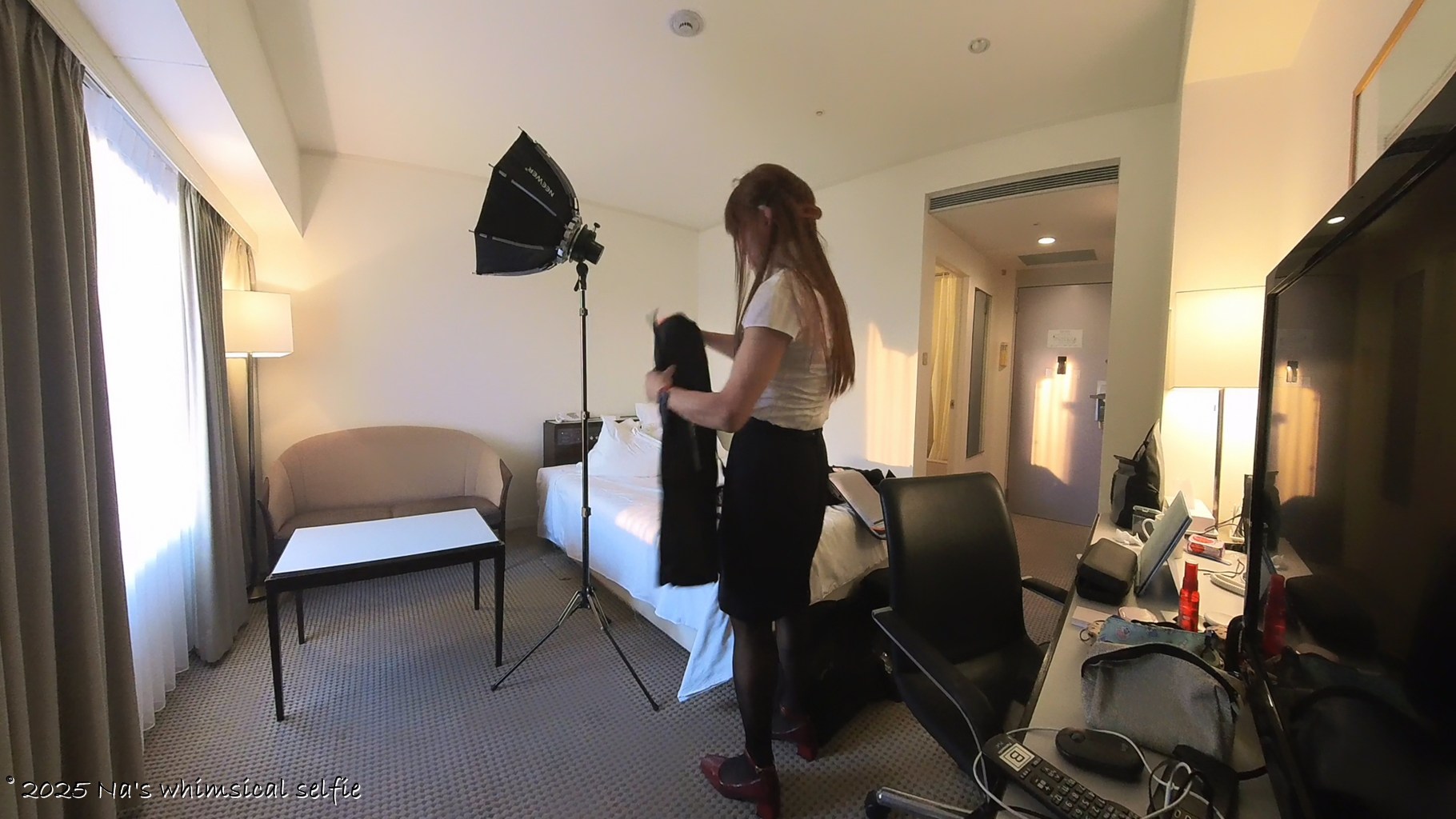 Insta360 X3で撮った撮影中の様子、お次は下からライトのセット。今回はお初のTARION スクエアソフトボックス60x90cm。