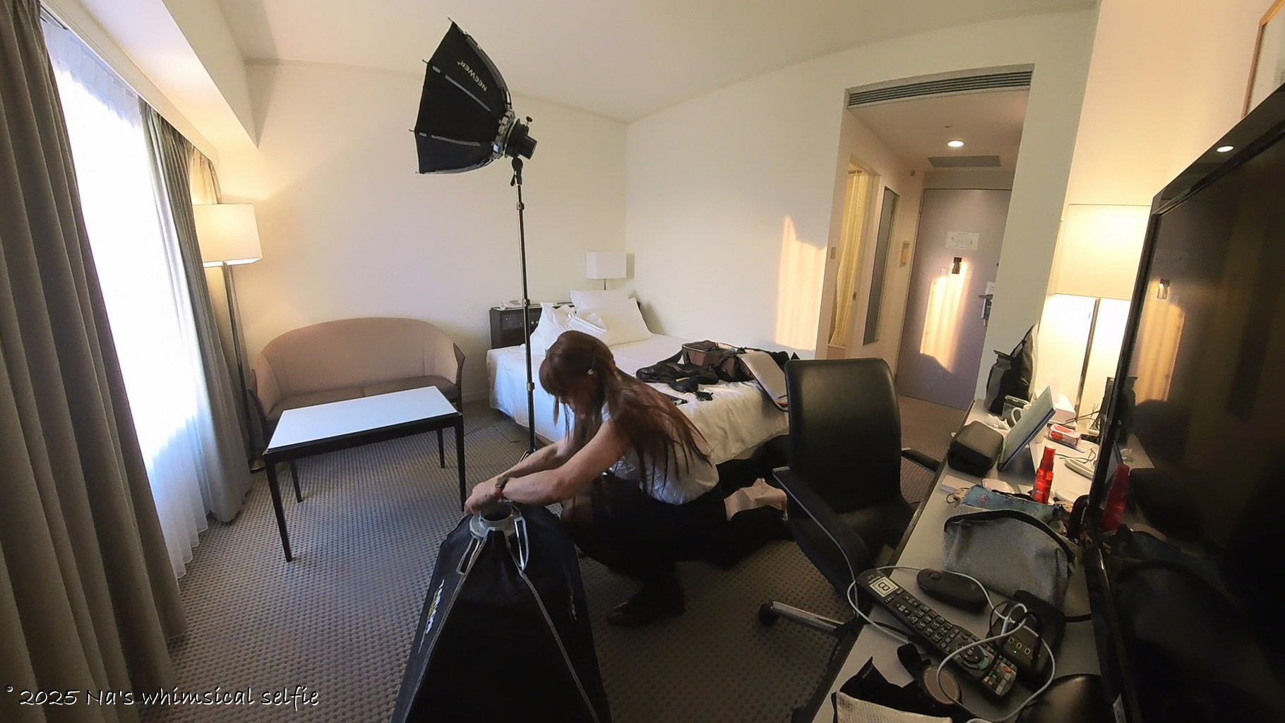 Insta360 X3で撮った撮影中の様子、骨格をセットするとベルクロでディフューザー部分を組み立てて。。。。