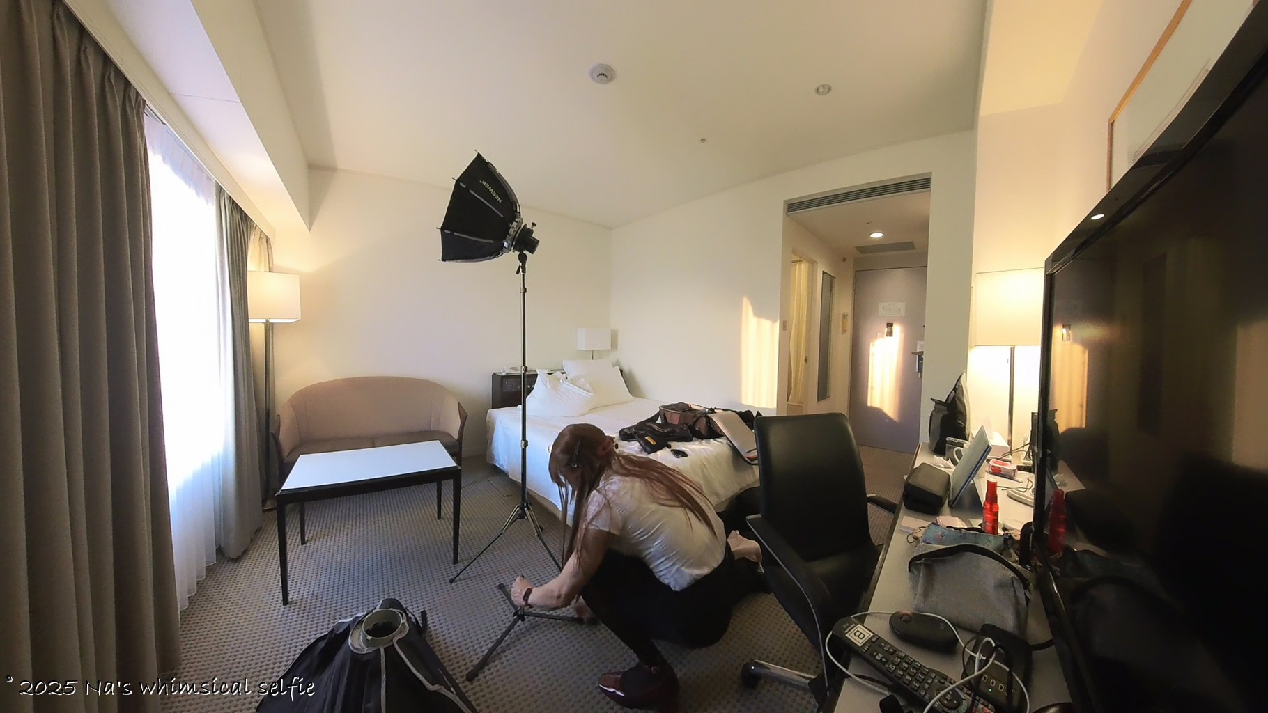 Insta360 X3で撮った撮影中の様子、TARION スクエアソフトボックス60x90cmは下からライトなのでManfrotto バックライトベース 003にセット。