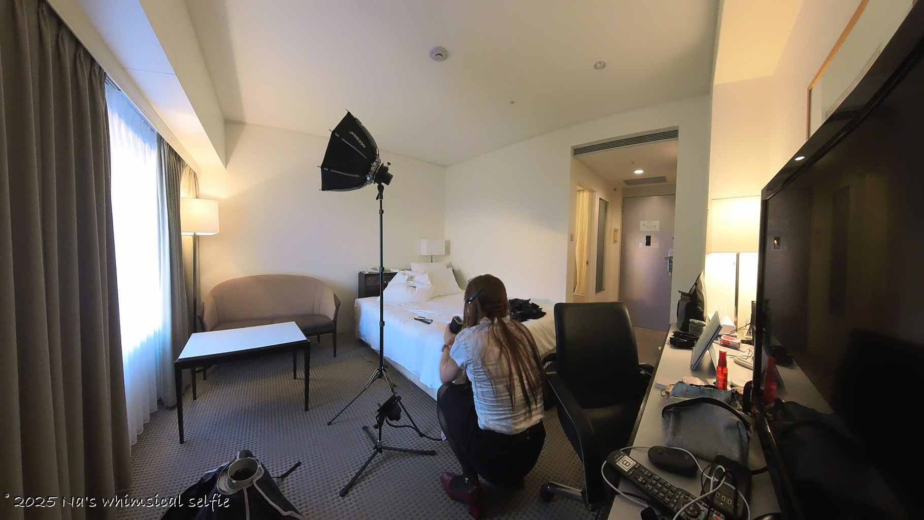 Insta360 X3で撮った撮影中の様子、EC200に本体とフラッシュヘッドを接続中。。