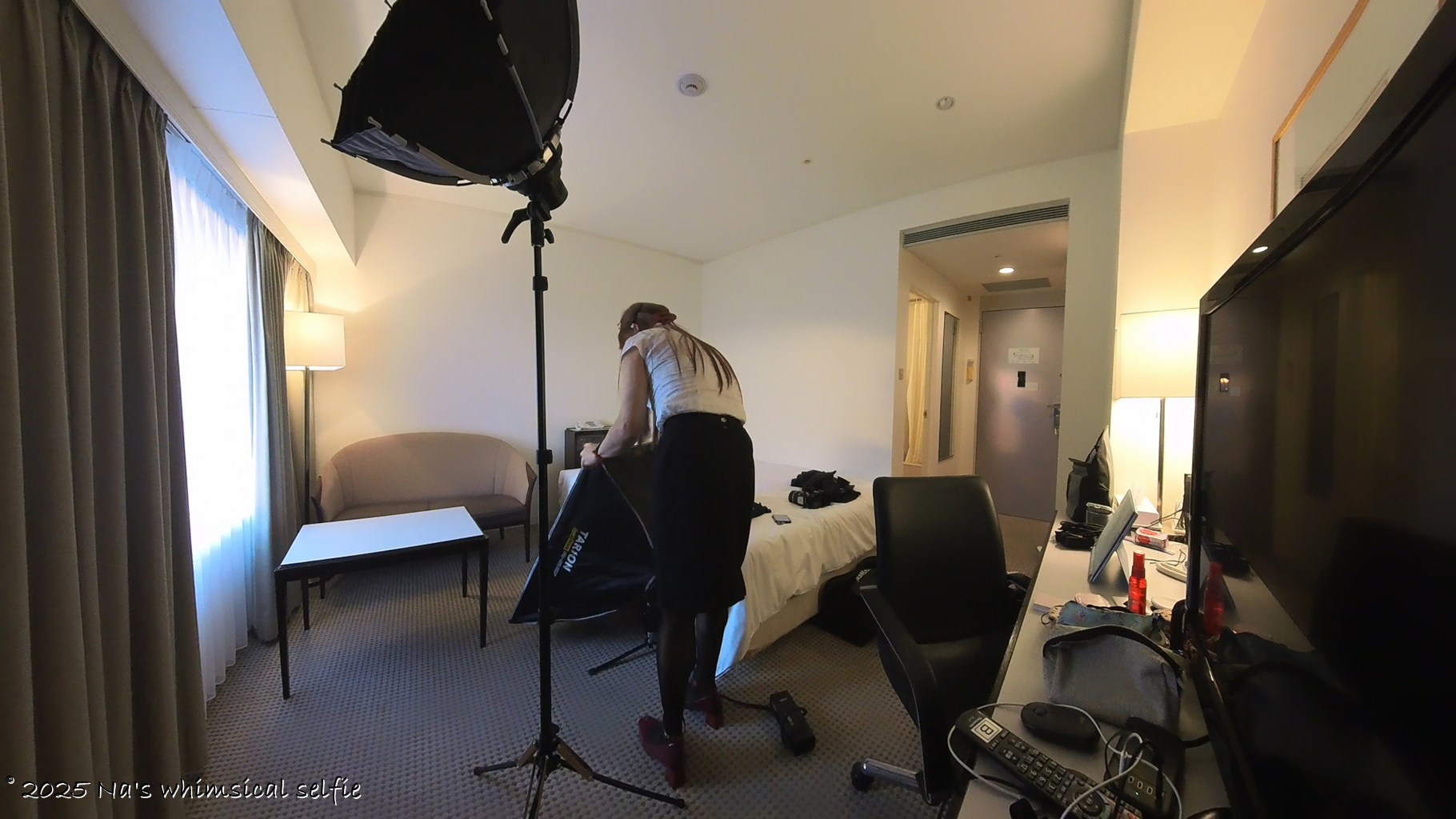 Insta360 X3で撮った撮影中の様子、やっと下からライトの完成。