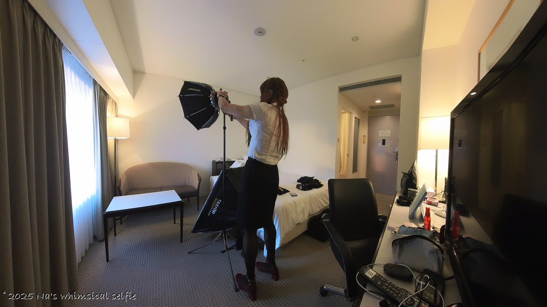 Insta360 X3で撮った撮影中の様子、上からライトを再調整。