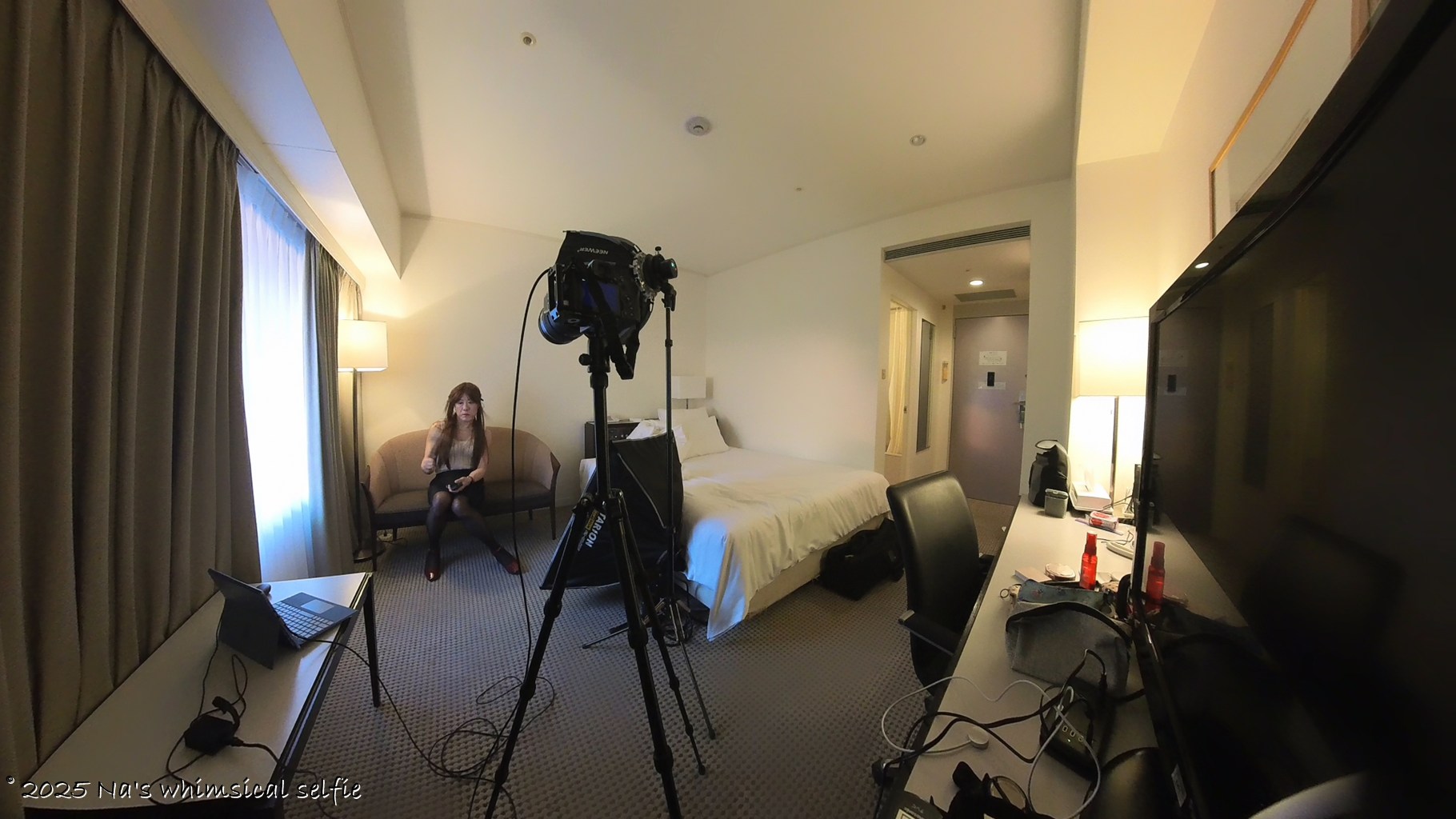 Insta360 X3で撮った撮影中の様子、じゃ、モデルさんちょっと座ってみてぇ～(笑)。