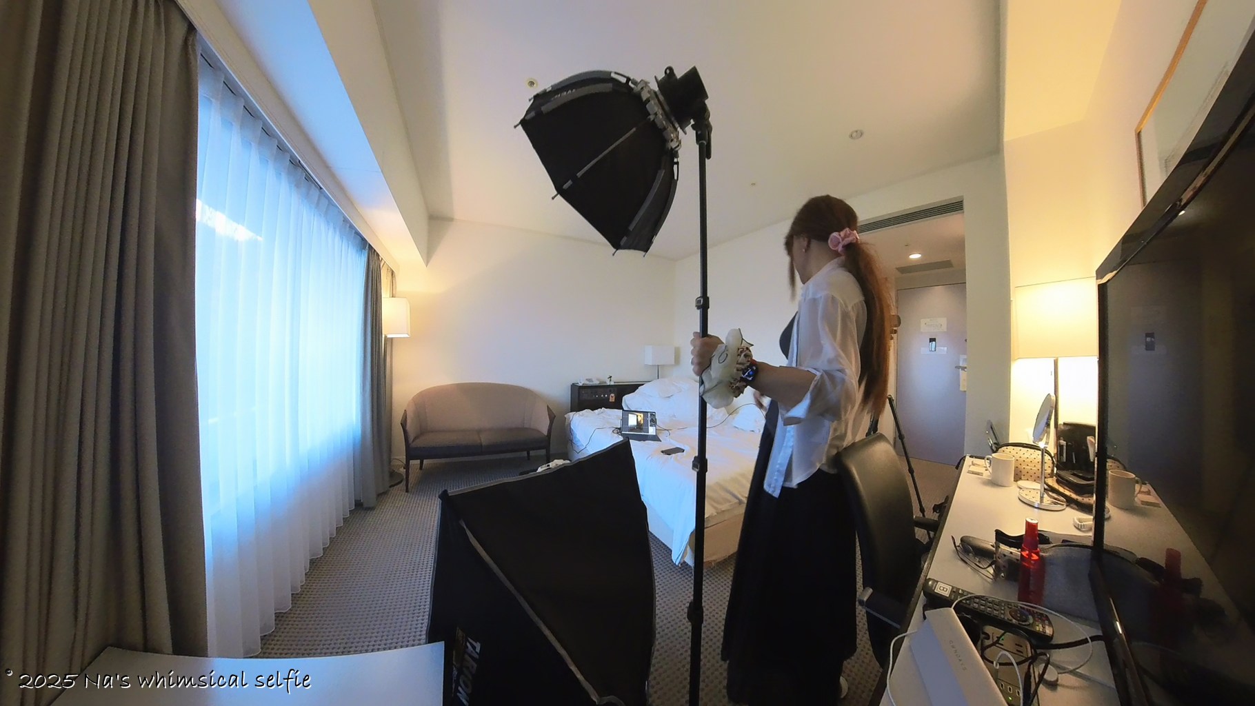 Insta360 X3で撮った撮影中の様子、2日目。とりあえず窓際で撮ってみる。