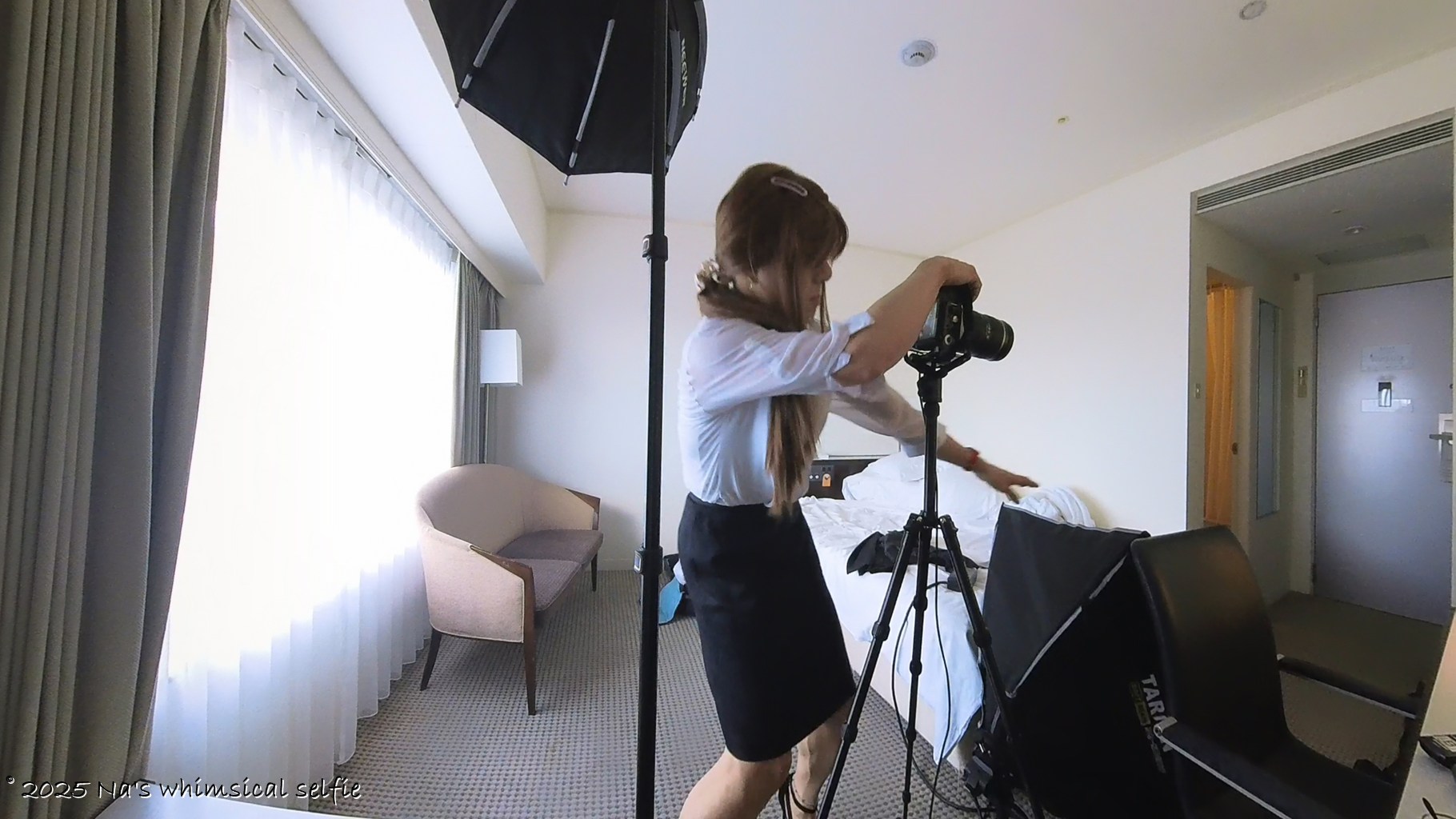 Insta360 X3で撮った撮影中の様子、ドア際を狙って構図を調整中よ。