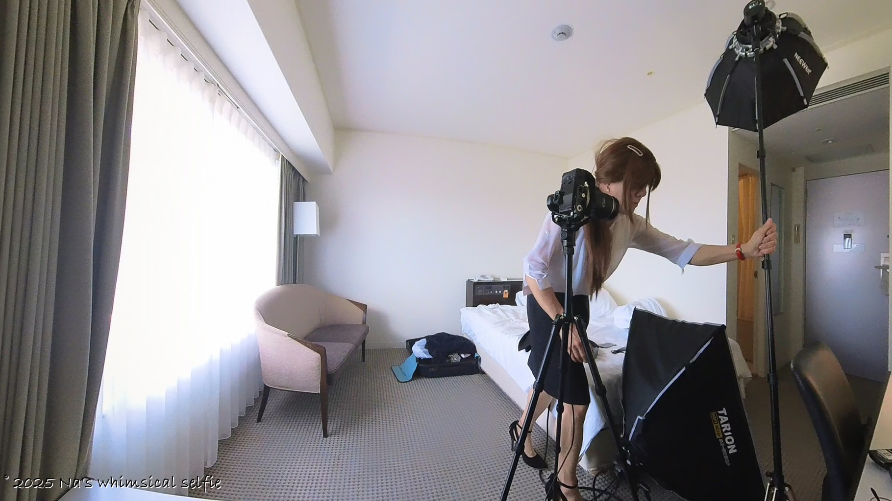 Insta360 X3で撮った撮影中の様子、上からライトを微調整。