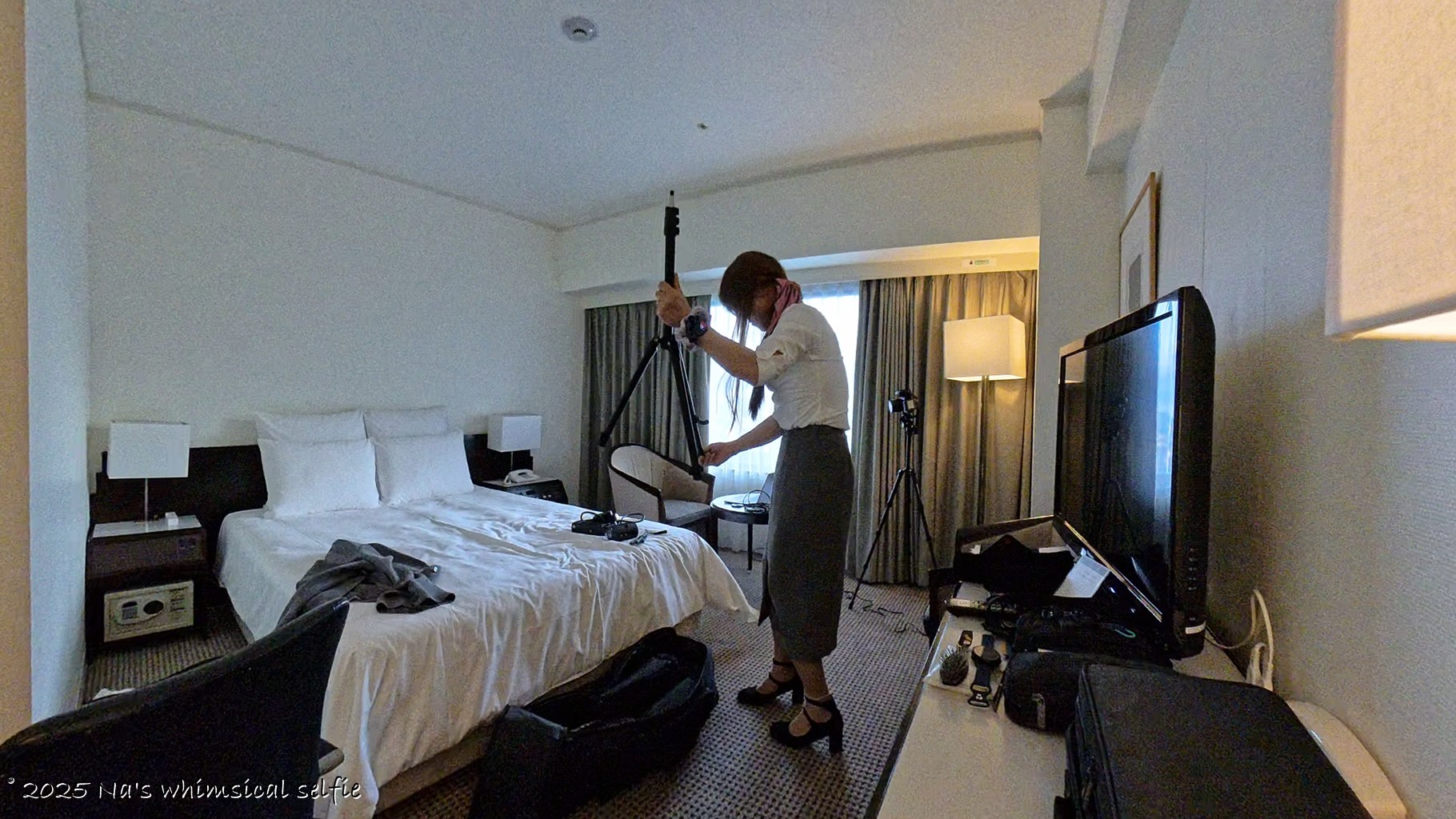 Insta360 X4で撮った撮影中の様子、ライトスタンドを立てるわよ