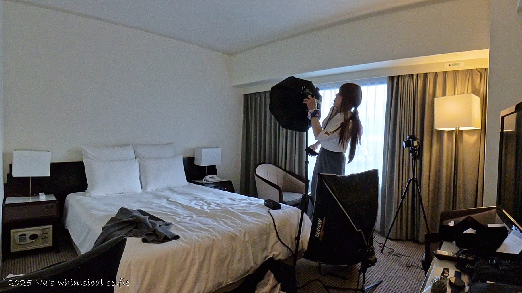 Insta360 X4で撮った撮影中の様子、AD100Proの電源も入れてっと。