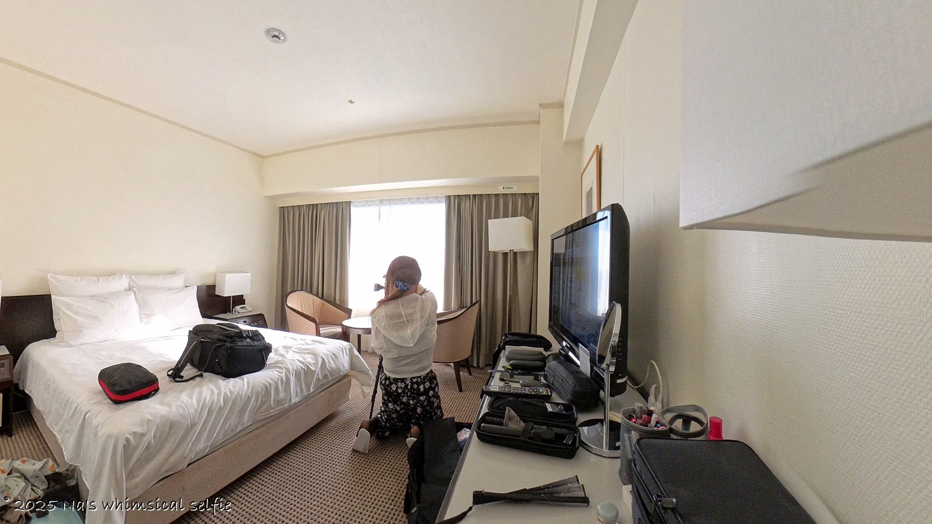 Insta360 X4で撮った撮影中の様子、せっかくなんでやっぱり窓に向かって構えてみた。