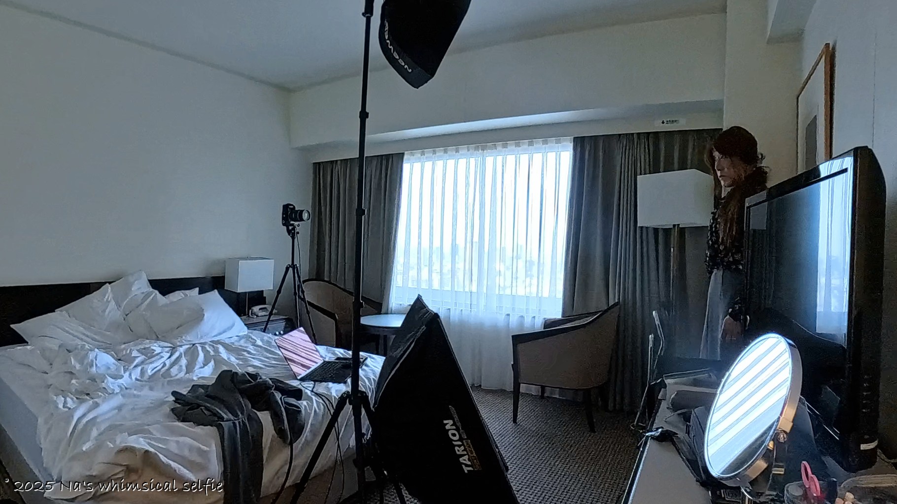 Insta360 X4で撮った撮影中の様子、壁の絵画とツーショットで撮ってみる