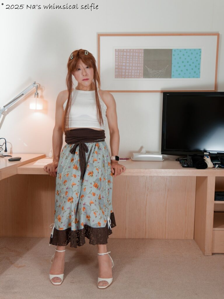 アラカン女子自撮り、シアーブラウスとグリーンベース花柄ロングスカートコーデ。OM-1 + ZUIKO DIGITAL ED 14-35mm F2.0 SWD