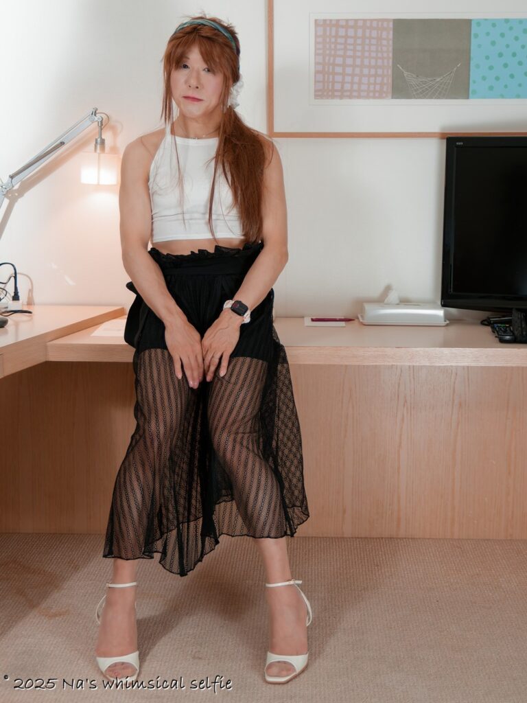 アラカン女子自撮り、シアースカートコーデ。OM-1 + ZUIKO DIGITAL ED 14-35mm F2.0 SWD