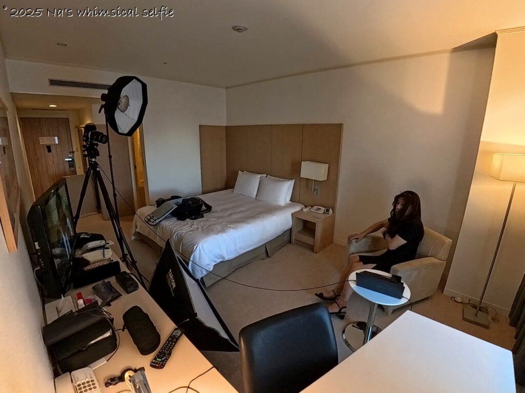 ホテルルームでのアラカン女子自撮り、クラムシェルライティング