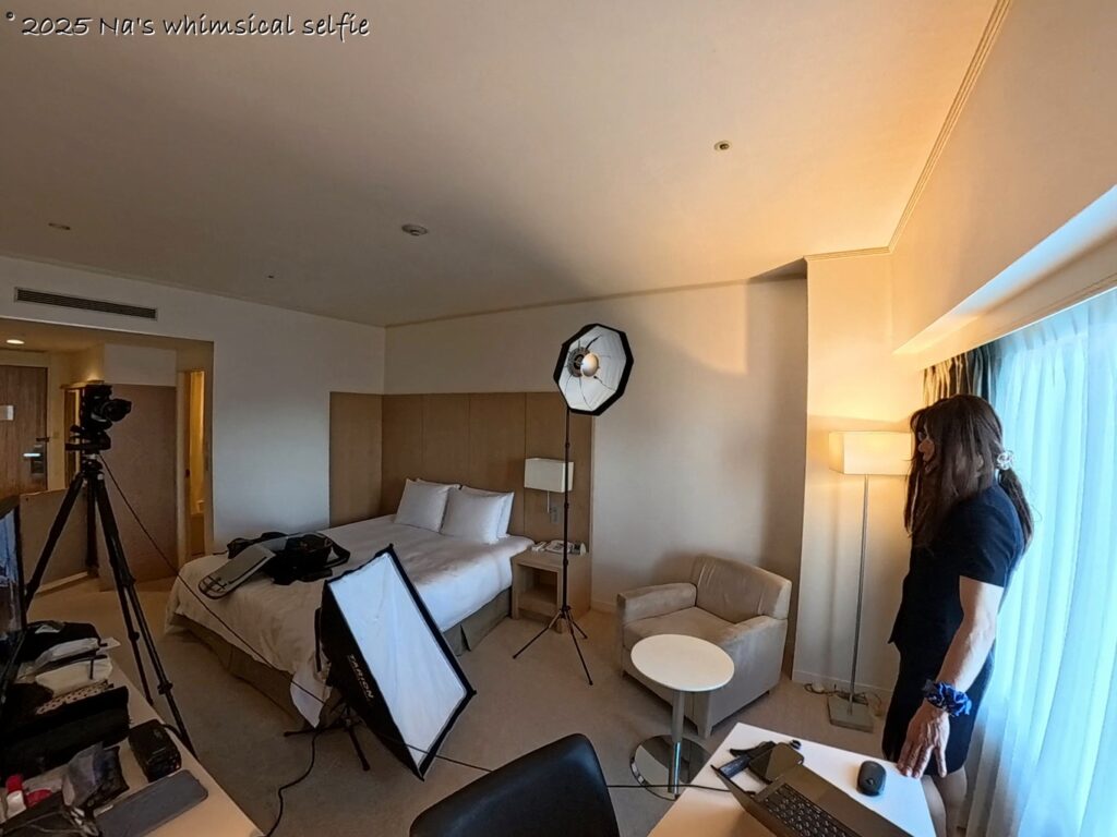 ホテルルームでのアラカン女子自撮り、クラムシェルライティング