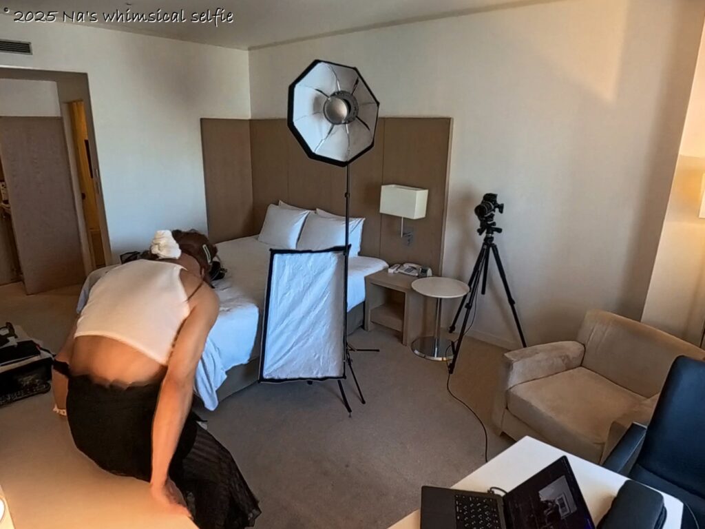 ホテルルームでのアラカン女子自撮り、クラムシェルライティング
