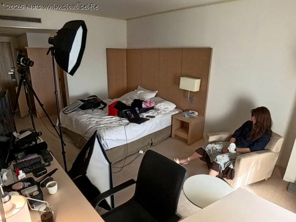 ホテルルームでのアラカン女子自撮り、クラムシェルライティング