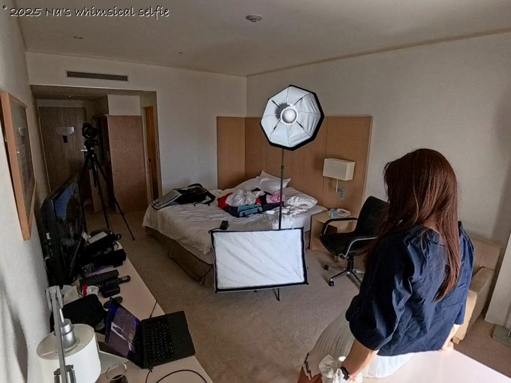 ホテルルームでのアラカン女子自撮り、クラムシェルライティング