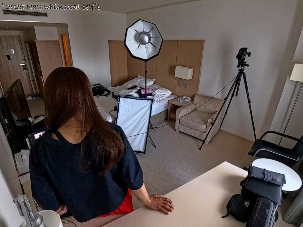 ホテルルームでのアラカン女子自撮り、クラムシェルライティング
