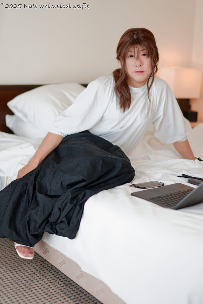 アラカン女性がホテルのベッドでくつろぐ自然体セルフポートレート by SONY α1+LA-EA5 + SONY Planar T* 50mm F1.4 ZA SSM