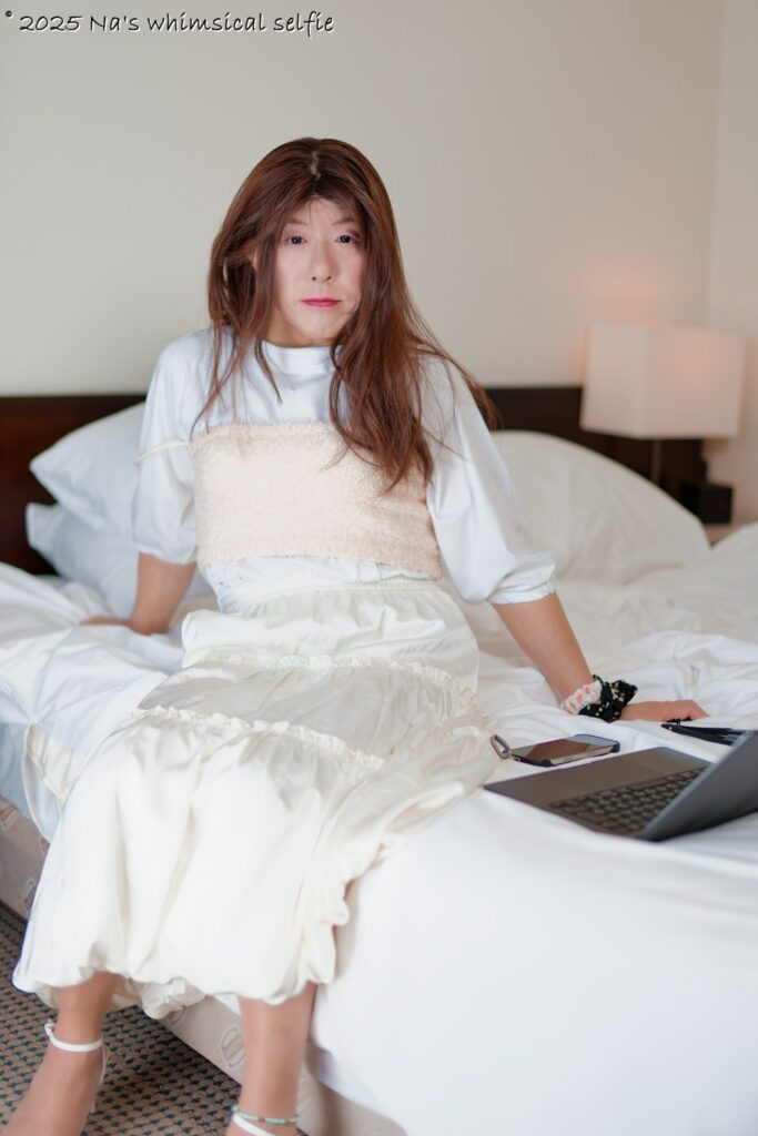 ホテルの白いベッドでリラックスするアラカン女性のセルフポートレートby SONY α1+LA-EA5 + SONY Planar T* 50mm F1.4 ZA SSM