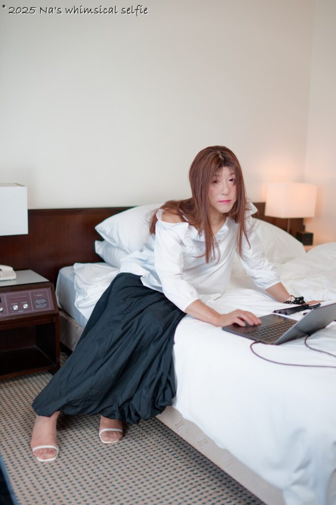 オフショルダーの白トップスを着たアラカン女性のホテルでのセルフポートレート by SONY α1+LA-EA5 + MINOLTA 35mm F1.4G