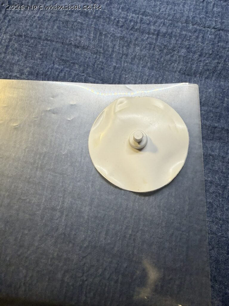 マンフロットオートポールのプロテクションキャップにクリアファイルを付ける。