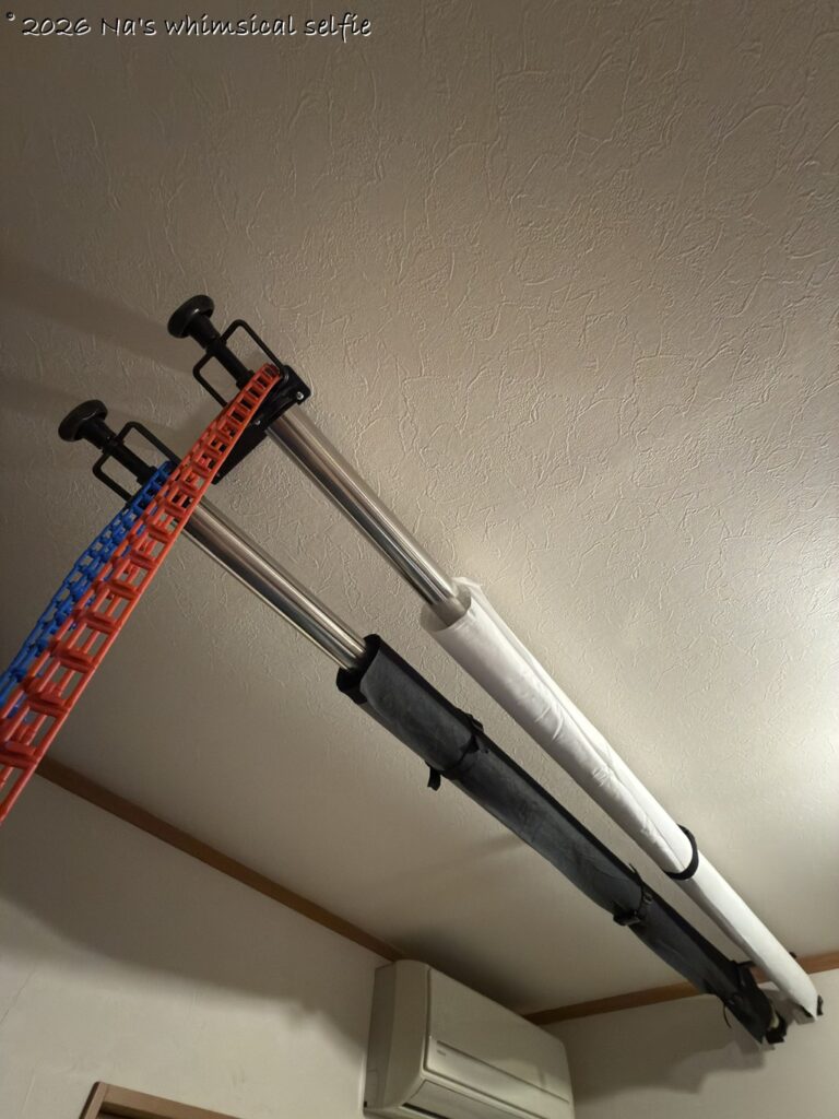 写真撮影用背景ローラーサポートシステムで背景布をおうちスタジオに設置