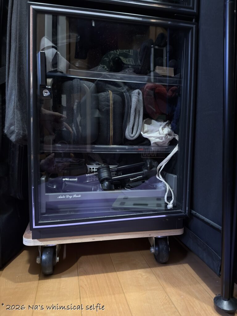 狭い空間を効率よく使うための秘策、防湿庫の下に台車を設置。撮影時に写りこまないように移動。お掃除も楽々。