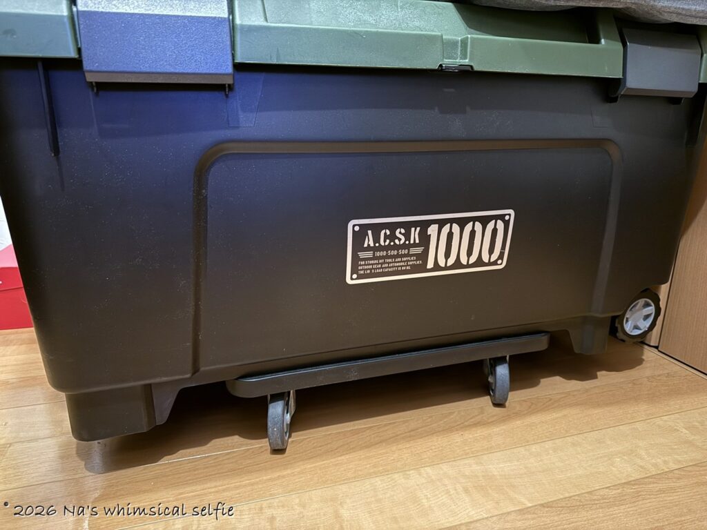 狭い空間を効率よく使うための秘策、巨大コンテナーボックスの下に台車を設置。撮影時に写りこまないように移動。お掃除も楽々。