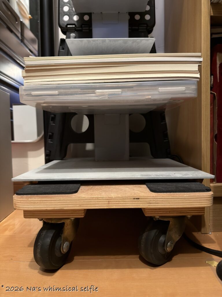 狭い空間を効率よく使うための秘策、ブックタワーの下に台車を設置。撮影時に写りこまないように移動。お掃除も楽々。