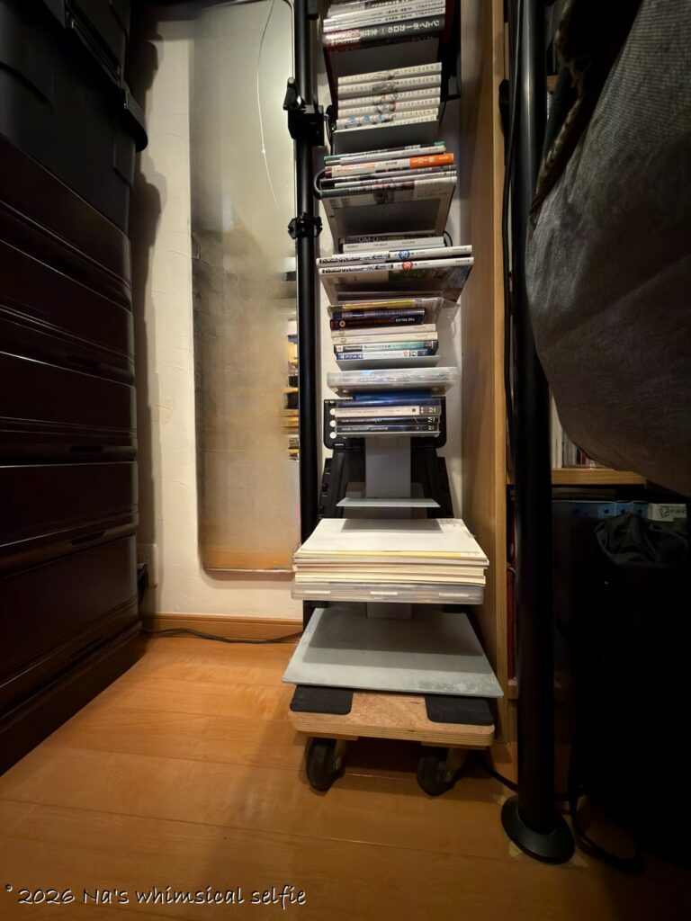 狭い空間を効率よく使うための秘策、ブックタワーの下に台車を設置。撮影時に写りこまないように移動。お掃除も楽々。