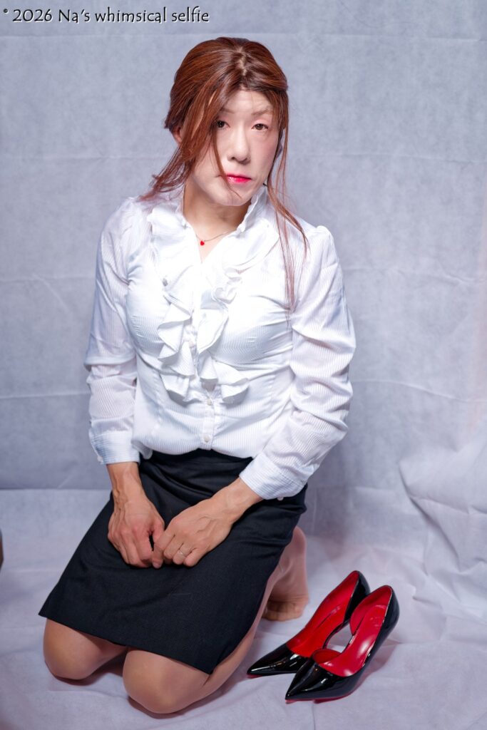 白いフリルブラウスと黒いスカート姿で膝立ちになり、カメラを見つめるNaのセルフポートレート SONY α1 + SONY Planar T* FE 50mm F1.4 ZA