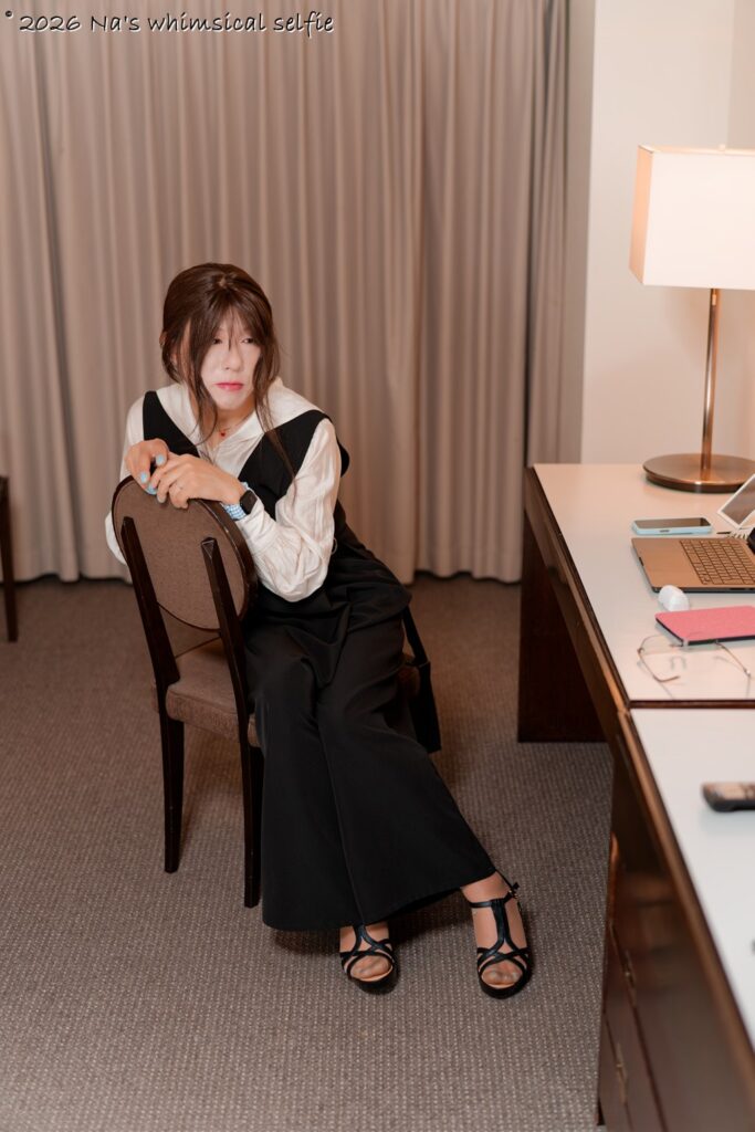 メイクも衣装もそれほど悪くないと思うんだけどね。
でも、椅子の背に手を置いて、視線を外して、脚をそろえて……。
身体の全部で「自然な人」を作ろうとしている感じがアリアリなのよね。
そこが、今見るとちょっと引っかかる、そんな感じの1枚。